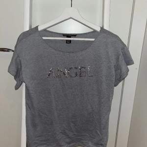T-shirt i tunnt material från Victoria secret, använd typ 1-2 gånger! ”Angel” i paljetter på framsidan. Bra skick! 