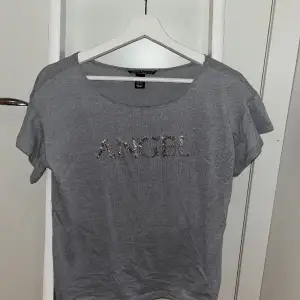T-shirt i tunnt material från Victoria secret, använd typ 1-2 gånger! ”Angel” i paljetter på framsidan. Bra skick! 