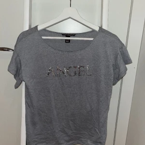 Victoria secret angel top  - T-shirt i tunnt material från Victoria secret, använd typ 1-2 gånger! ”Angel” i paljetter på framsidan. Bra skick! 