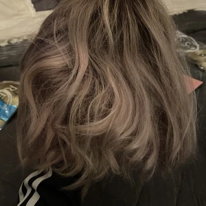Peruk - Peruk med riktigt hår och slingor, blonderat! Köpt för 1500kr. Skriv för mer bilder, pris går att diskutera.