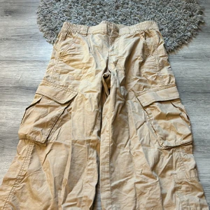 Beiga cargo pants - Från hm och aldrig använda. 