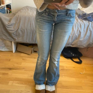 Assnygga Only jeans🥰 - Assnygga lågmidjade jeans från hollister med söta detaljer på fickorna🥰🥰jag är runt 170! Mått: midja:35cm innerbenslängd:80cm
