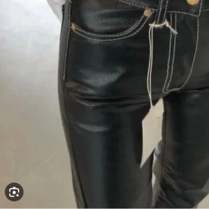 Eytys byxor - Kostar 2000kr nya, knappt använda över huvud taget(Max 3 gånger). Så inga tecken på användning! Storlek 24(25)/30(32) och passar xxs-s