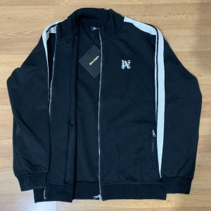 Palm Angels tröja (Nya modellen)  - Palm Angels tröja i den nya modellen. Tröjan är nyskick och alla lappar samt dustbag tillkommer. Priset kan diskuteras vid snabbaffär! 