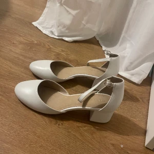 Klackar - Fina vita oanvända klackar💞