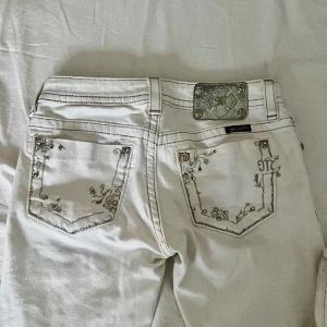 Bootcut Miss me jeans  - Säljer mina supersnygga vita miss me jeans köpta i Köpenhamn🩷 Jeansen är  väälldigt lågmidjade!! De är i okej skick men säljer pga av att de är lite för stora och långa. Kontakta för bilder💕 GE PRISFÖRSLAG🙏