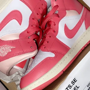 Jordan mid 1 - Helt oanvända Jordan  Storlek: 39 Köpta ifrån Jdsports. Kvitto och orginallåda medföljs. Pris kan diskuteras vid snabbaffär :)