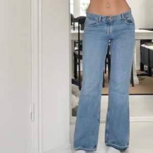 Snygga lågmidjade jeans från ginatricot🫶🏼använda 1 gång💕💕Jag är ungefär 172cm och tycker de sitter perfekt i längden. Midjemått rakt över: 39cm Innerben: 79cm