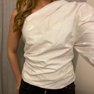 Jättefin one shoulder blus i ”skjortmaterial”. Den är i nyskick och kan användas vid många olika tillfällen☺️pris kan diskuteras!