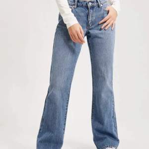 säljer dessa Abrand jeans pga att de sitter dåligt på mig :(( de är så snygga och aldrig använda🩷😫köpta för runt 1000kr