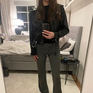 Skinjacka(fejk) - Denna snygga och trendiga jackan från BikBok är i storlek S och säljs då jag inte får användning av den. Jackan är knappt använd, som ny.❤️