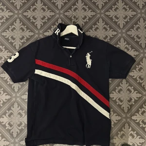Vintage Polo 3 by Ralph Lauren - Skick 9/10, hittade denna men har ingen användning av den längre då jag har vuxit ur den. Ovanlig klassisk Pike av Polo Ralph Lauren, Siffran 3 på armen representerar spelare 3 på ett Polo team. Spelare 3 är kapten o starkast. Venne åldern på tröjan.