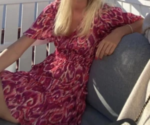 söt klänning - Säljer denna söta klänningen då den tyvärr inte kommit till användning. Superfint skick och använd få gånger💕 storlek L, men sitter som en s-m!