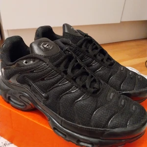 Air max plus TN "triple black" - Säljer eftersom att dem är nu för små, Dem är i superbra skick och har inga defekter, köpta på Nike.com, Nypris cirka 2000:-