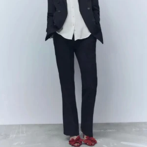 Kostymbyxor  - Jätte fina Lågmidjade kostymbyxor från zara!!! Slutsålda.