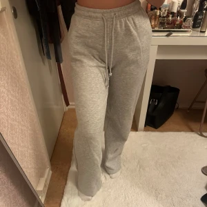 Utsvänga mjukisbyxor  - Utsvängda mjukisbyxor från zara. Säljer då dom är för långa på mig. Storlek 36