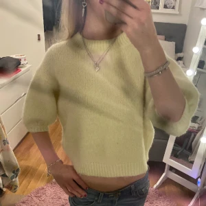 Stickad t-shirt - Säljer denna fina stickade t-shirten ifrån Zara! Skriv vid frågor annars köp nu!💗💗