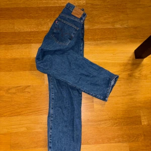 Levis   - Högmidjade baggy Levis jeans  Bara använda 2-3 gånger men dem är som i ny skick  ( färgen är som de sista 2 bilderna) 