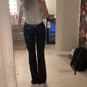 Bootcut jeans - Dessa snygga bootcut jeansen passar i princip till allt, skit snygga och jätte sköna💕