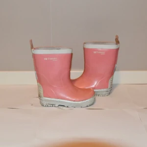 Stövlar - Rosa stövlar från Tretorn  Strl 27 (18cm)  (Säljer även i Strl 26!)