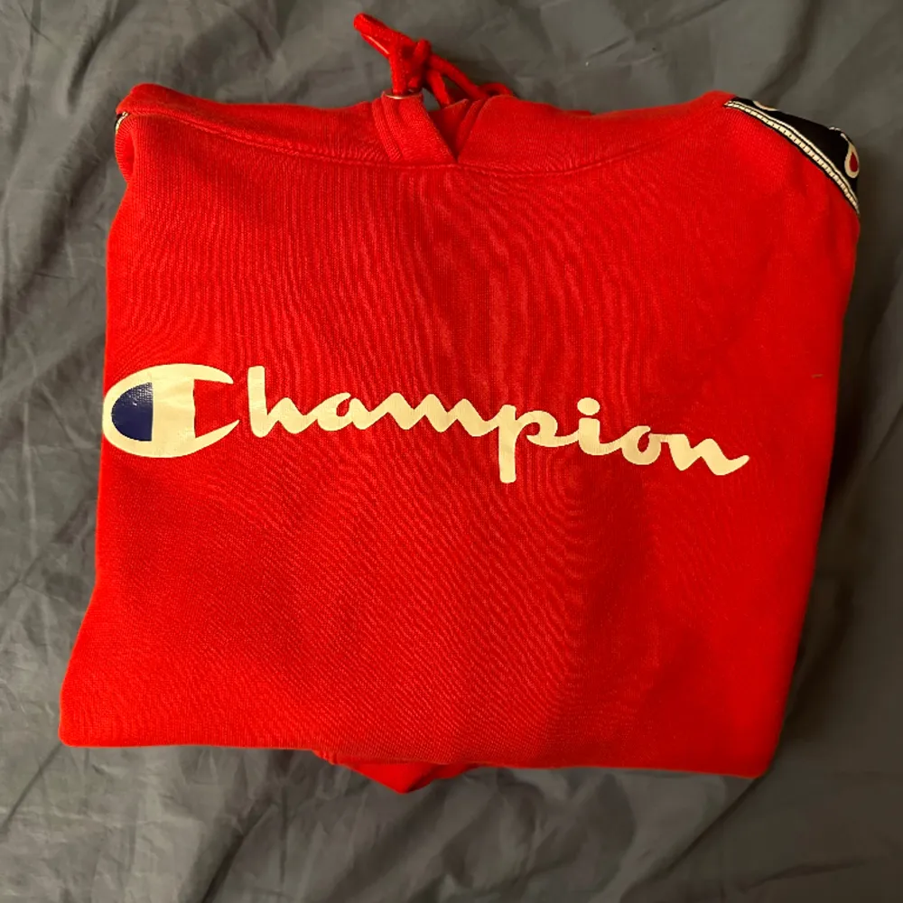 En röd Champion sweatshirt. Hoodies.
