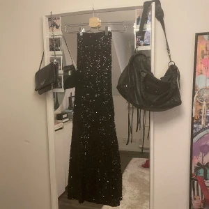 GlitterKlänning - Svart paljett klänning med öppen rygg 🪩🖤 super cool till fest ! Prislapp kvar, aldrig använt ! Nypris 500:-