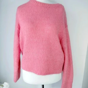 Ulltröja  - Stickad tröja som är sparsamt använd. Är gjord i ull och alpackaull. 