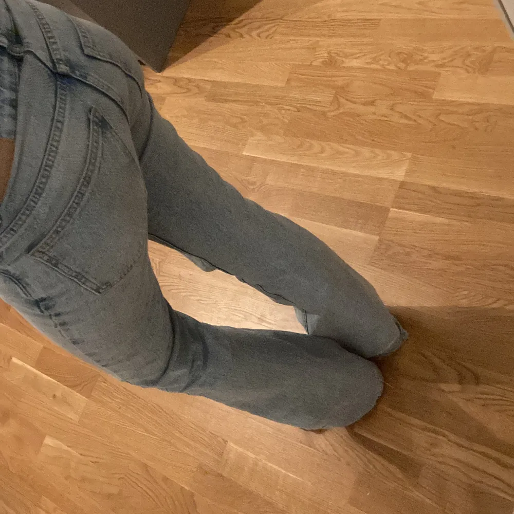Jeans från Gina i okej skick dom är väl använda men inga defekter förutom, lite slitningar längst ner på vänstra benet. Men inget som direkt syns. Tvättas innan ja postar. . Jeans & Byxor.