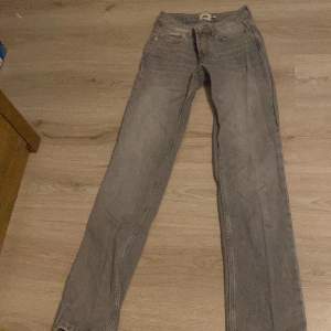 Lågmidjade ”icon” jeans från Lager 157. Använda fåtal gånger då dom var för små. Stl XXS. Mått:34cm i midjan(rakt över), 80-81cm innersida lår, 21cm rakt över låret. Köptes för 400kr
