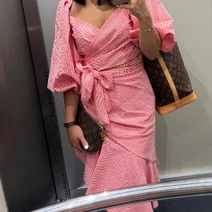 Adoore Toscana set XS/S - Säljer mitt röda Toscana set från Adoore. Kjolen är i storlek S och toppen i storlek XS. I fint skick, endast använt 1 gång och utan anmärkningar.  Har vanligtvis XS och setet passar mig. Köparen står för frakten som tillkommer. 