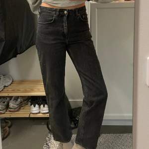 Jeans från weekday! Jättebra skick men kommer tyvärr inte till användning för mig då de är lite korta! Jag är 176cm lång! 