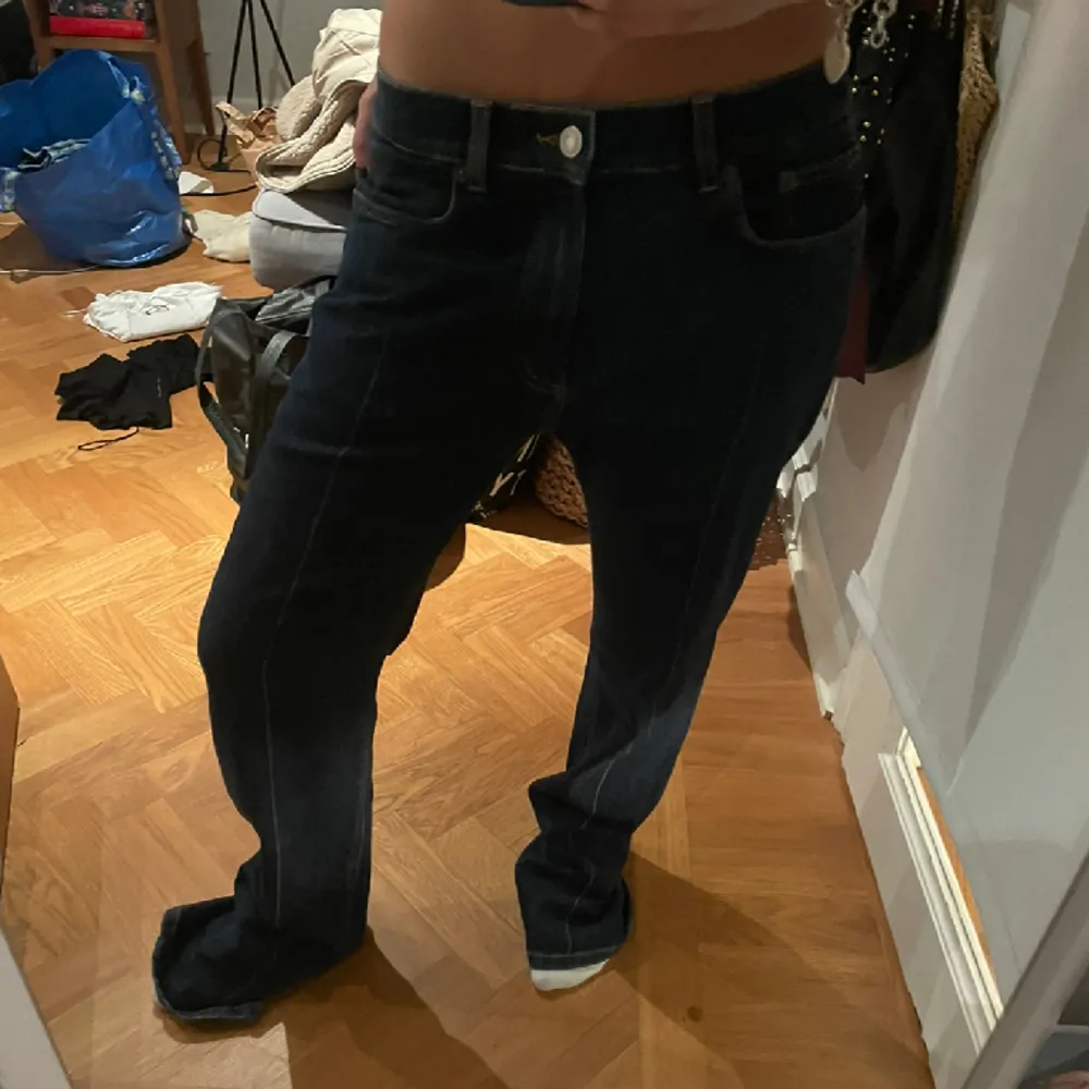 Skit snygga jeans från jenarica i storlek 38 skit snygga men tyvärr för långa och stora för mig. Jeans & Byxor.