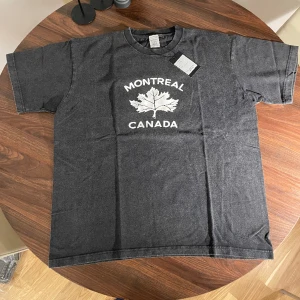 Number (N)ine ”Montreal” t-shirt - Helt ny Number (N)ine t-shirt ”Montreal” print  Storlek 3 (L)