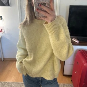 Gul stickad tröja  - Gul stickad tröja från zara 