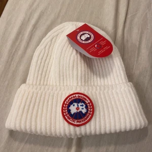 Vit canada goose mössa - Riktigt varm canada goose mössa som e helt ny. Rekommenderas 100%