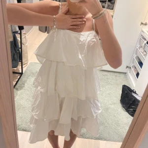 Zara klänning - Superfin klänning från Zara i perfekt skick! Storlek M men skulle säga att den är mer en S🩷