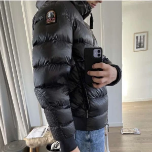 Parajumper jacka  - Säljer min parajumper jacka som är i jätte fint skick och riktigt snygg! Jackan är i dam modellen Mariah storlek M  Skriv om du vill ha fler bilder på  (Nypris 6,400kr)  
