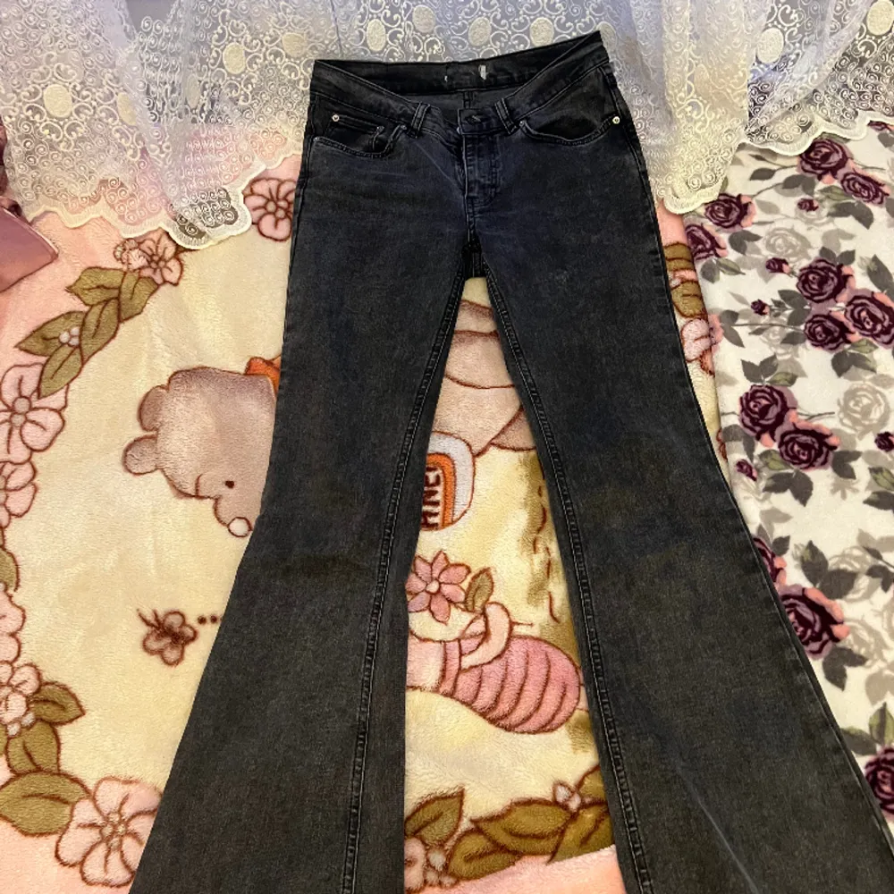 Så fina jeans från ginna tricot i mörk grå färg och storlek 36 och var köpte för 499kr💕. Säljer då dem är för stora på mig. Bra skick och stretchiga. Skriv för mer frågor💕. Jeans & Byxor.