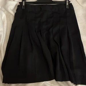 Kjol🫶 - Kjolen är i bra skick! Den kommer ifrån lind3x superfin. Säljer den för att den inte passar längre. Superfin som minikjol!🫶😍