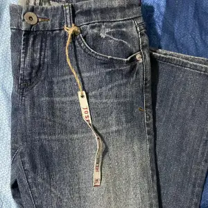 Säljer ett par gråa Lågmidjade jeans med  designe på backfickan. Helt nya då de ej till användning. Kan skicka fler bilder ( ej på ) om det önskas 