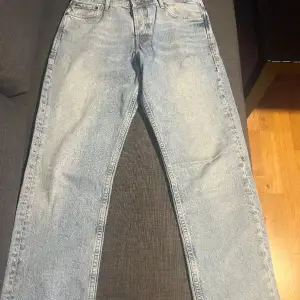 Säljer mina jeans från Jack & Jones med modellen Loose/Chris. Dessa är i storlek 29/32 och är inte så använda