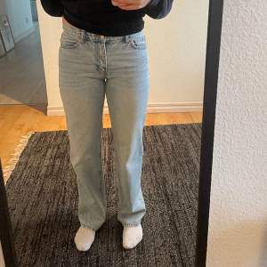 Ljusblåa jeans från ginatricot, modell low straight jeans. Storlek 38. Knappt använda därav inga skador eller slitage!!