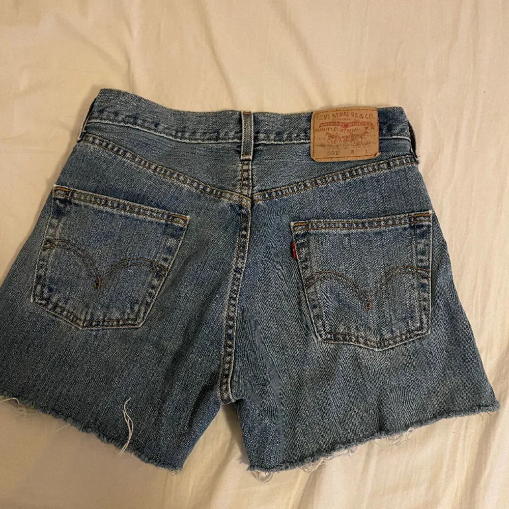 Jeans shorts från Levis, skriv för mått😊 Står ingen storlek på dem men skulle säga att de är XS/S. Shorts.