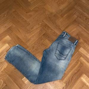 Sjukt feta Jack and Jones jeans till drömpris! Slim-fit modell men väldigt unik grå blå tvätt. Storlek W31 L32