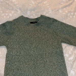 Vero Moda stickad tröja mörkgrön  - Mörkgrön stickad tröja, storlek M men skulle säga att den passar XS/S, jätte fin men säljer då jag redan har flera sånna tröjor och får inte användning för den, använd ca 2 gånger, jätte bra skick 