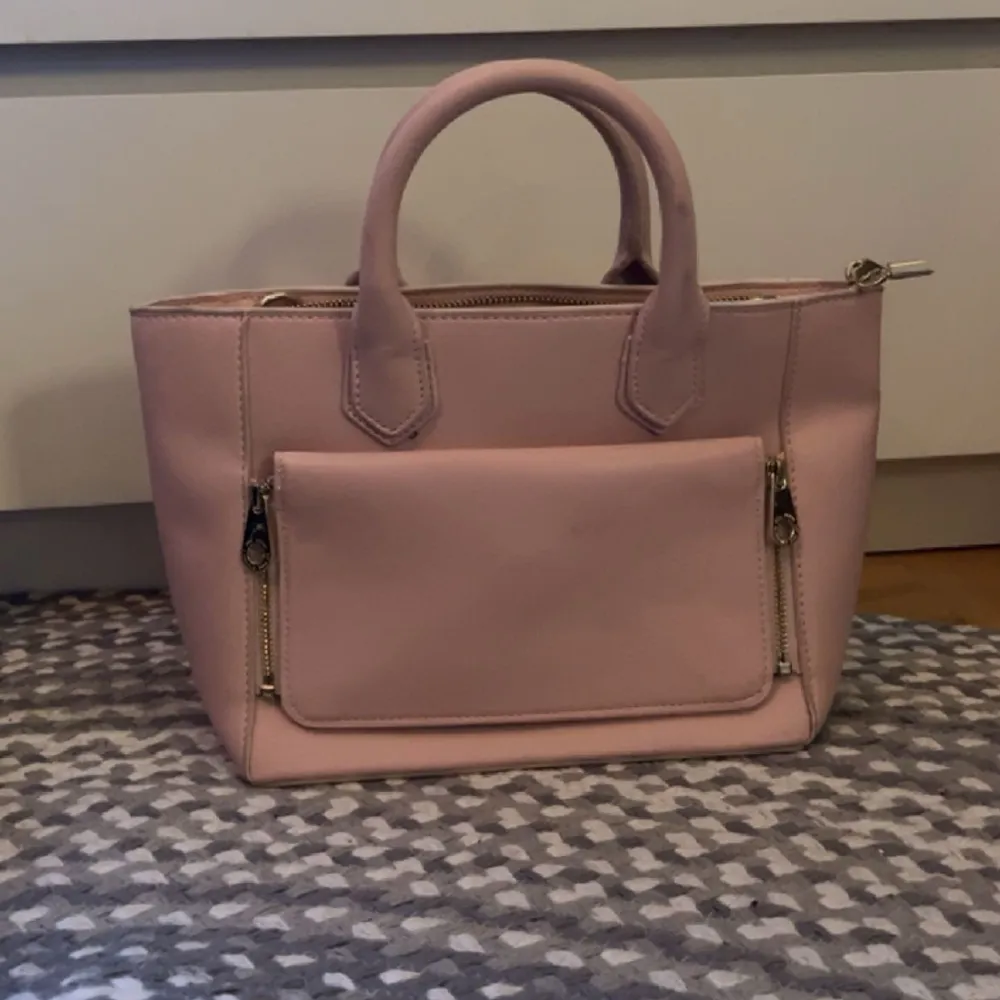 Rosa handväska från don donna som ej kommer till användning . Väskor.
