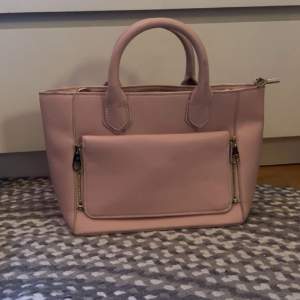 Rosa handväska från don donna som ej kommer till användning 