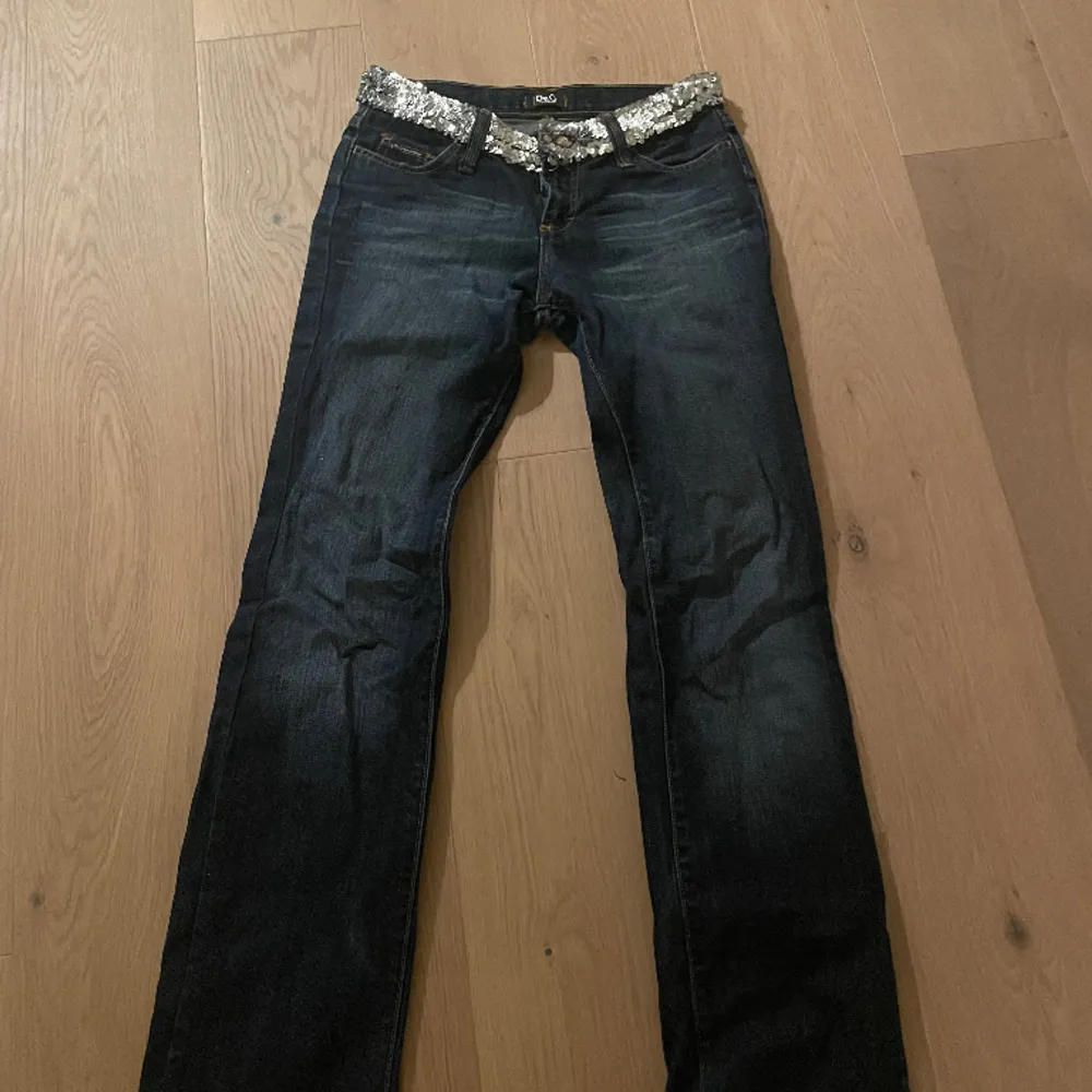 Jättecoola Dolce&Gabbana jeans med paljettdetaljer. Köpte dessa i paris i våras. Endast använda fåtal gånger och är i nyskick. Modellen är rak och väldigt långa i benen, passar mig som är 173 perfekt!. Jeans & Byxor.