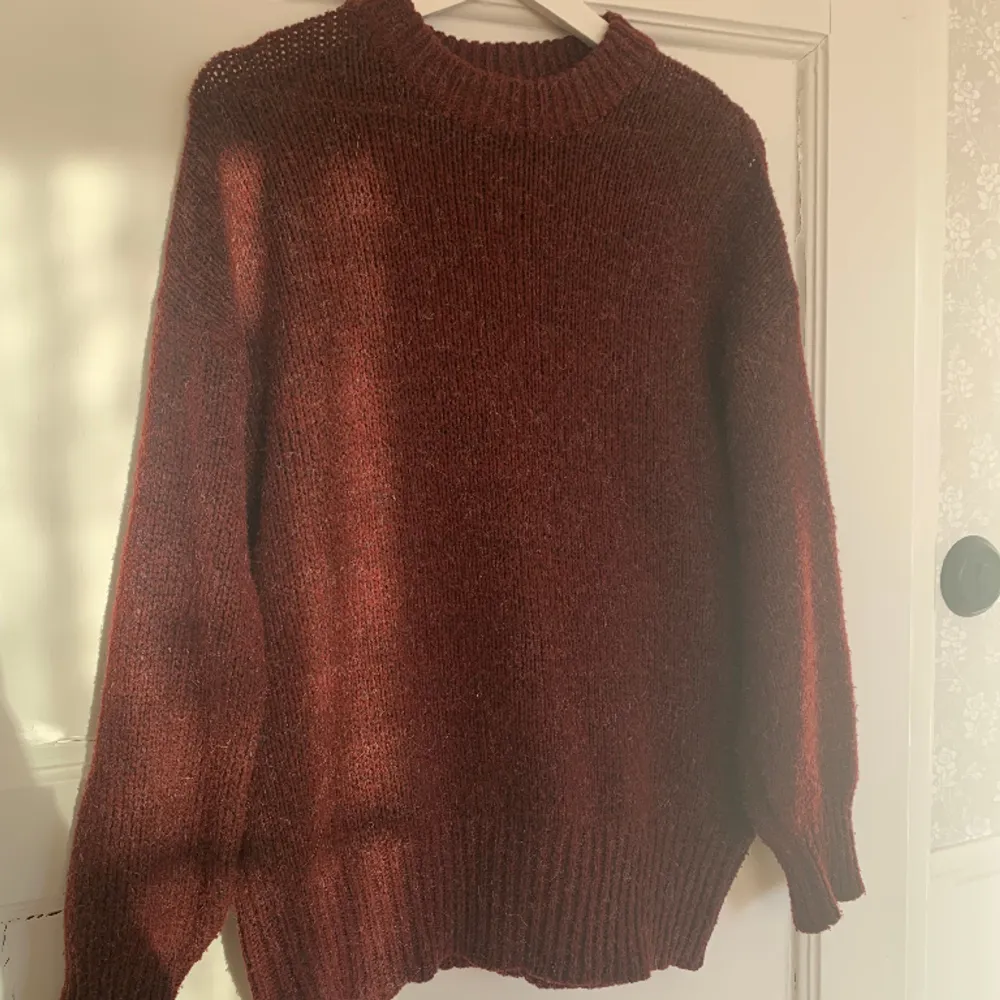 Vinröd stickad tröja från Lager 157. Den är i storlek XS/S men sitter mer som M.. Stickat.