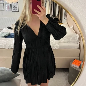 Svart klänning från Zara  - Svart klänning från Zara🖤Använd en gång💞